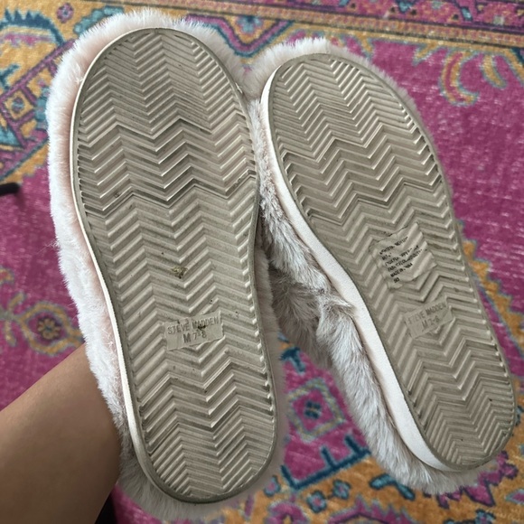 Steve Madden Pink Faux Fur Slippers Size 7-8 - Picture 3 of 3